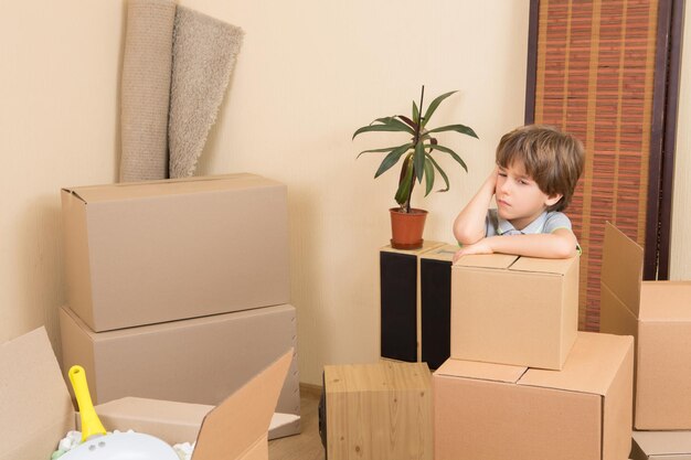 Mudarse a una nueva casa. Niño observando cómo sus padres se preparan para mudarse a una nueva casa.