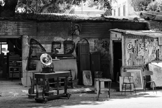 Muebles antiguos en blanco y negro.