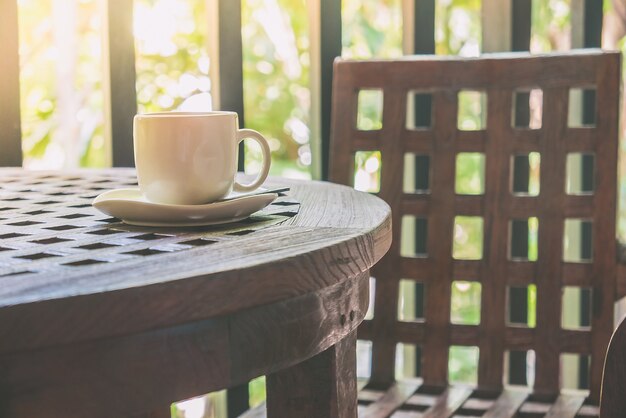 Muebles de madera con una taza de café