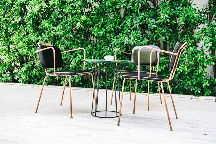 Foto gratuito muebles con silla vacía y mesa
