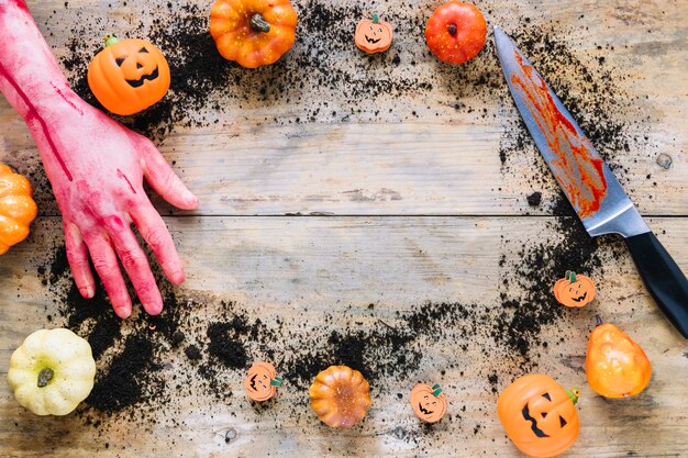 Muela de cuchillo y mano decorada con pequeñas calabazas