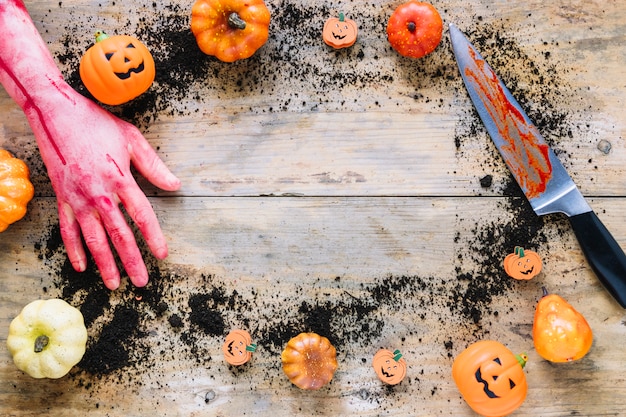 Muela de cuchillo y mano decorada con pequeñas calabazas