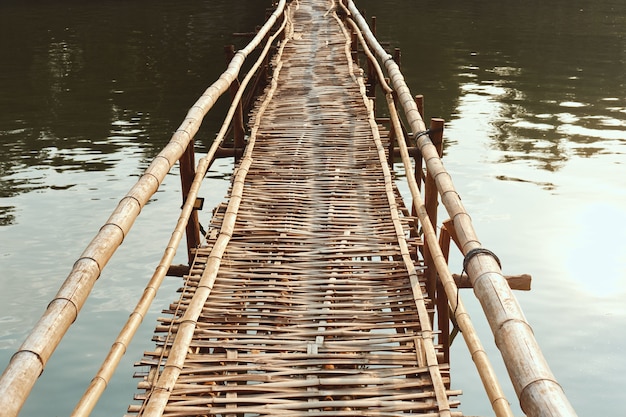 Muelle de bambú en el río Nam Khan bajo la luz del sol durante el día en Laos