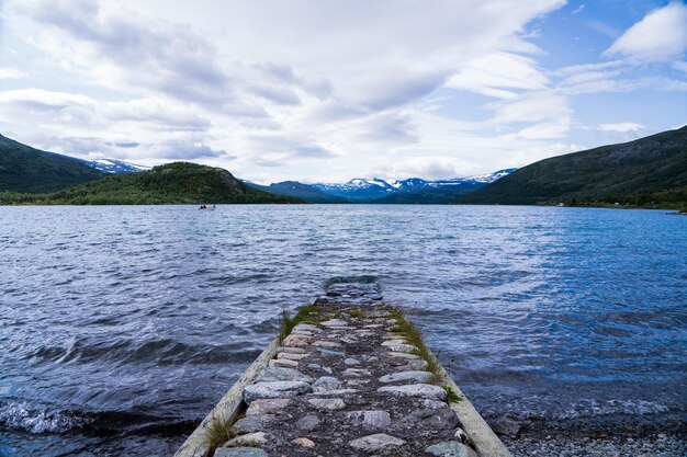 Muelle de barcos en el lago gjende en jotunheimen