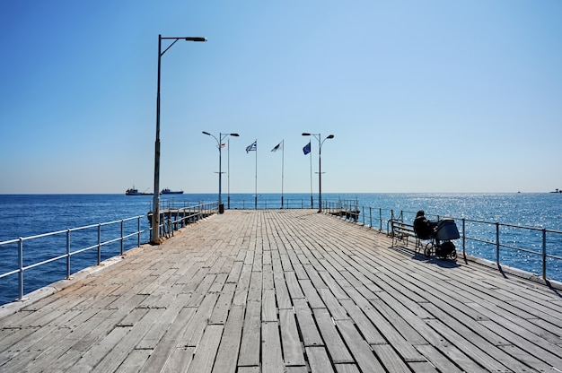 Muelle en una ciudad mediterránea en un día soleado