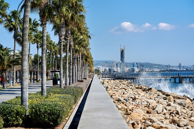 Muelle en una ciudad mediterránea en un día soleado