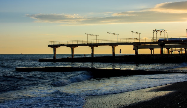 Un muelle costero de la ciudad