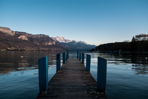 Muelle en el lago con reflejo durante el día