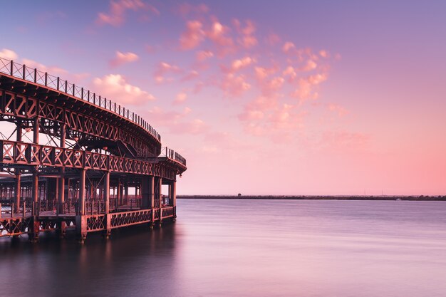 Muelle largo sobre el mar