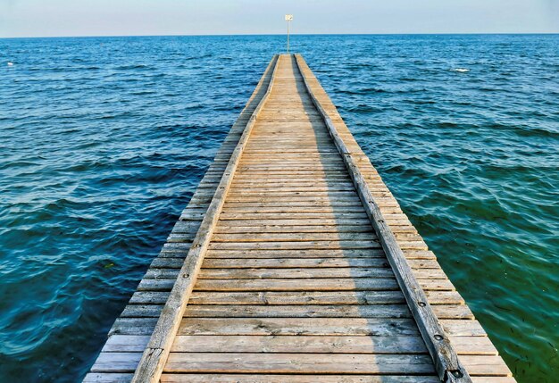 muelle de madera en el agua turquesa del mar