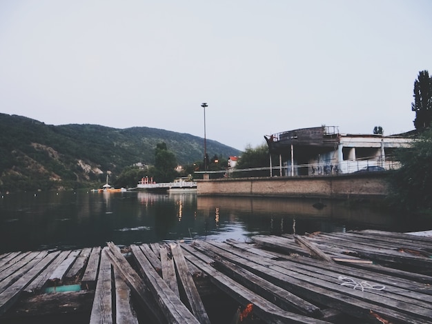 Muelle de madera del lago búlgaro