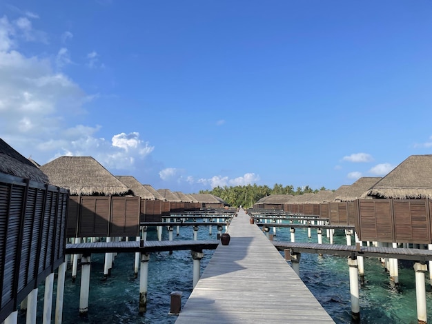 Foto gratuita un muelle de madera en un lujoso complejo en el atolón baa maldivas