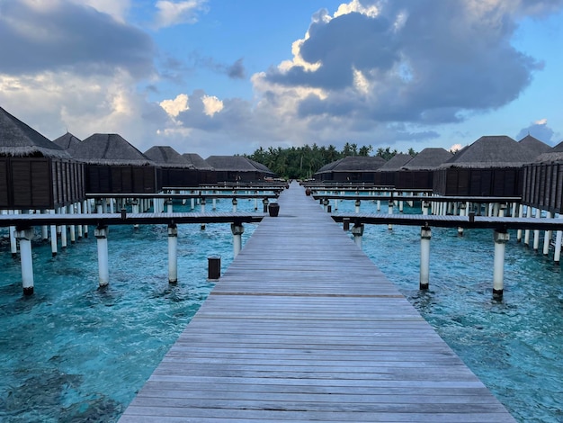 Foto gratuita un muelle de madera en un lujoso complejo en el atolón baa maldivas