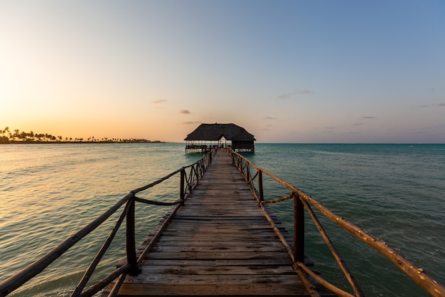 Muelle en el mar durante una hermosa puesta de sol en Zanzíbar, África Oriental