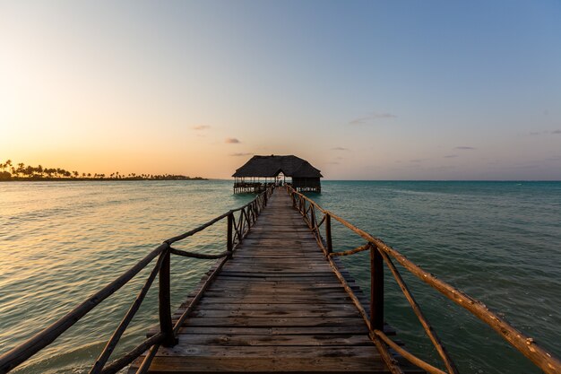 Muelle en el mar durante una hermosa puesta de sol en Zanzíbar, África Oriental