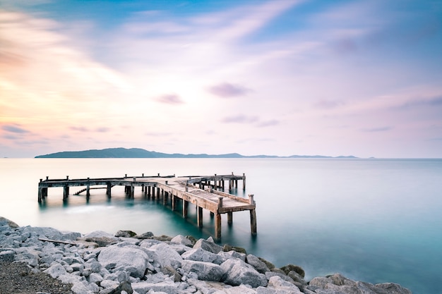 Foto gratuita muelle y muelle en el mar en la exposición larga crepúsculo