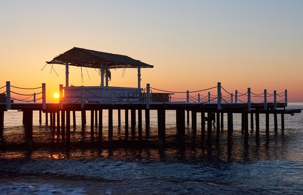 Muelle del puente de madera contra un hermoso cielo