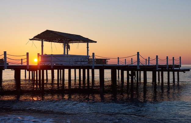 Muelle del puente de madera contra un hermoso cielo