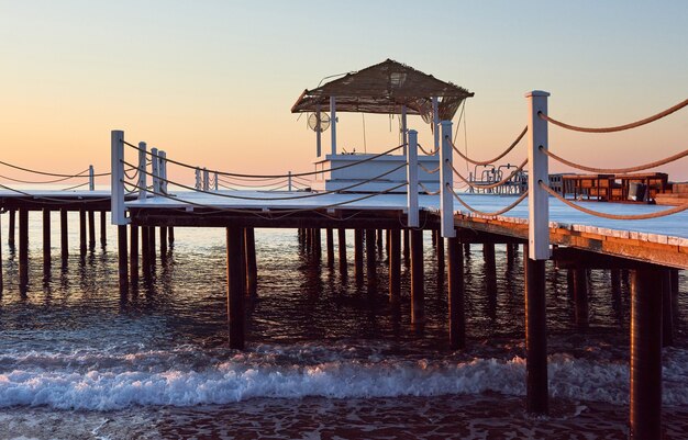 Muelle del puente de madera contra un hermoso cielo