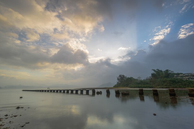 Muelle roto en el lago durante el amanecer en Hong Kong