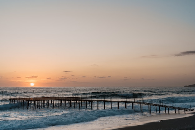 Foto gratuita muelle sobre el mar al amanecer