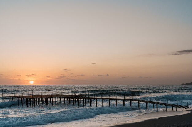 Muelle sobre el mar al amanecer