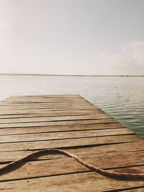 Foto gratuita muelle sobre el mar