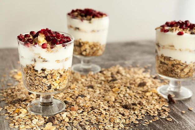 Muesli con avena y granada encima sobre fondo de madera