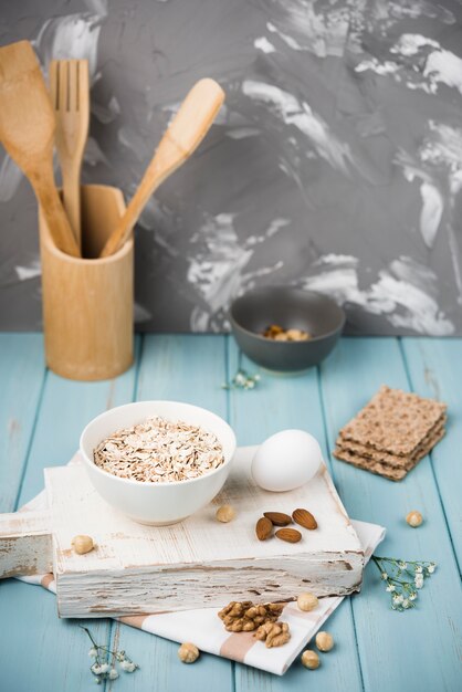 Muesli en un bol con nueces