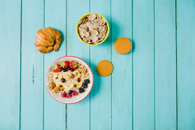 Muesli y croissant