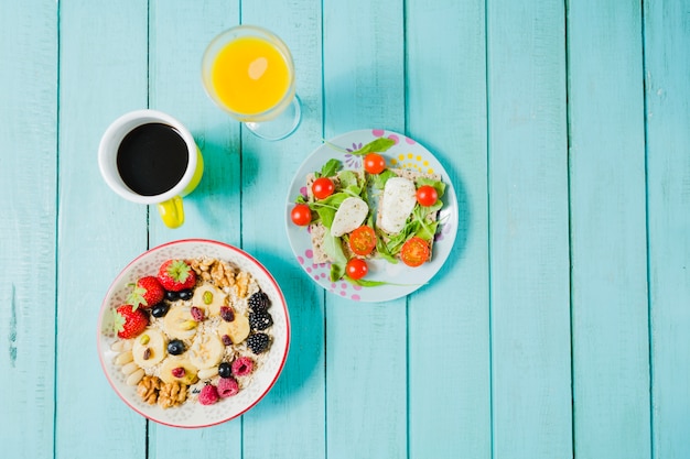 Foto gratuita muesli y ensalada