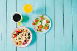 Foto gratuita muesli y ensalada