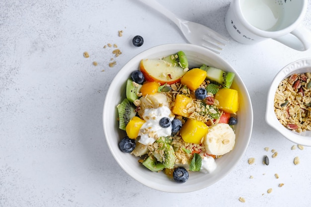 Foto gratuita muesli con frutas servido en tazón