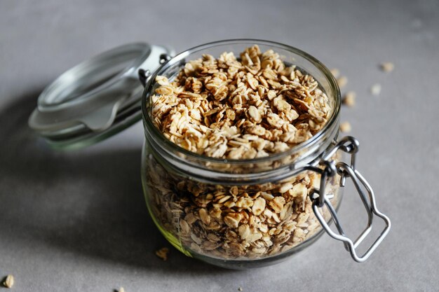 Muesli de granola casero en tarro de cristal