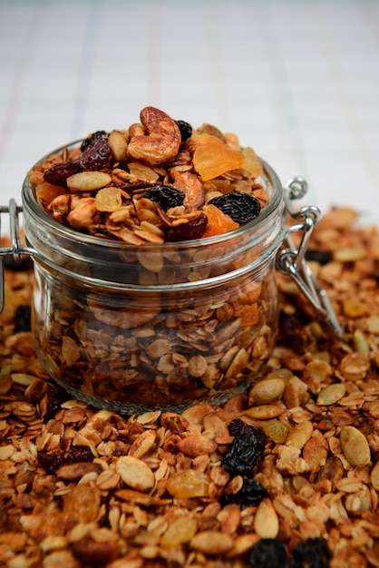 Foto gratuita muesli granola en frasco transparente. de cerca.