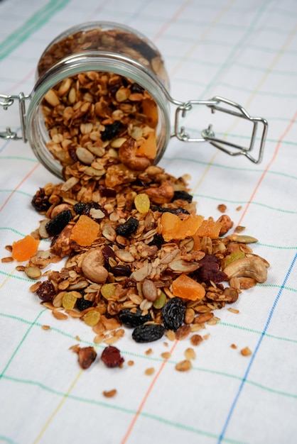 Foto gratuita muesli granola en frasco transparente. de cerca.