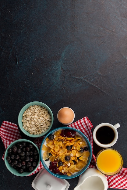 Muesli, jugo y café