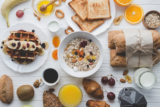 Foto gratuita muesli y pastelería para el desayuno