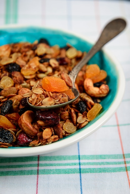 Foto gratuita muesli en placa. de cerca.