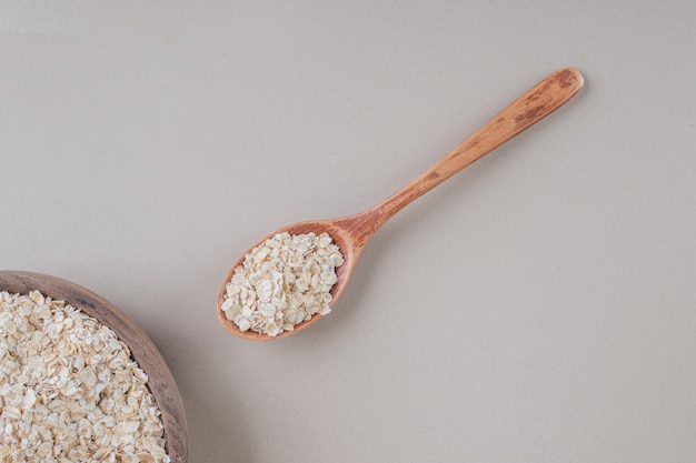 Mueslies de avena en una taza sobre hormigón.