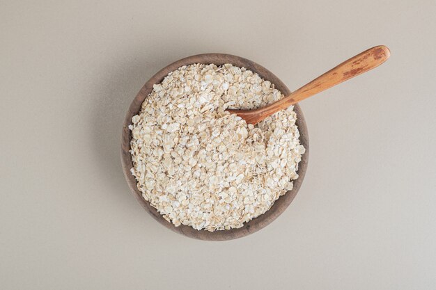 Mueslies de gachas de avena en un plato sobre hormigón.