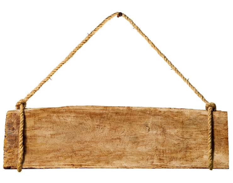 Foto gratuito muestra de madera que cuelga de un clavo oxidado.
