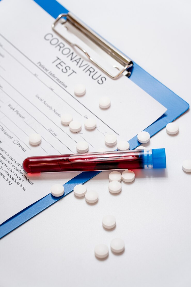 Foto gratuito muestras de sangre de primer plano con pastillas y formulario médico