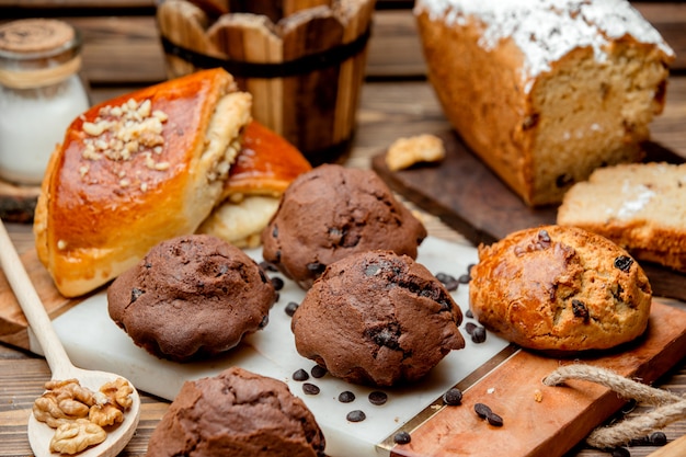 Muffin de chocolate con chispas de chocolate con pasas y galletas kyatÐ °