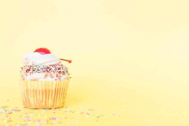 Muffin de cumpleaños de primer plano con cereza