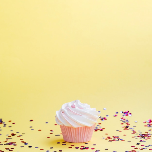 Muffin de cumpleaños simple y confeti