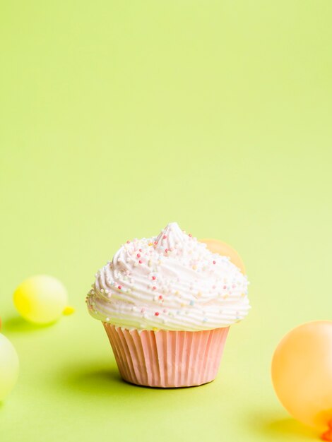 Muffin de cumpleaños simple y globos