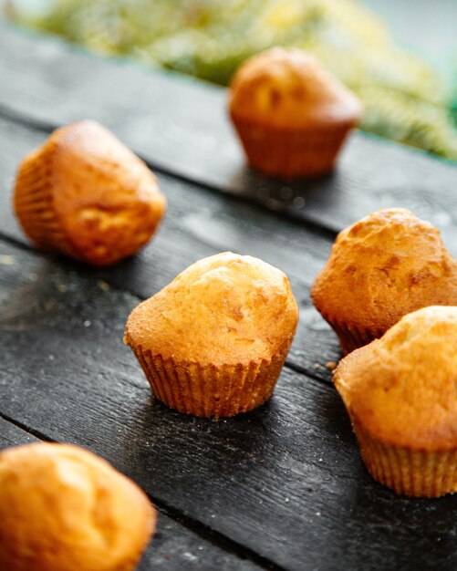 Muffin dulce sobre una mesa de madera