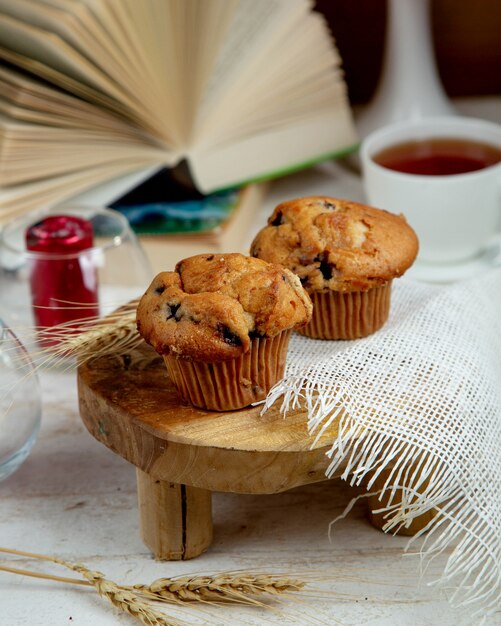 Muffin con pasas y una taza de té negro