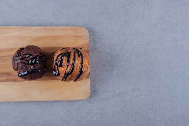 Muffin de plátano y chocolate fresco sobre tabla de madera